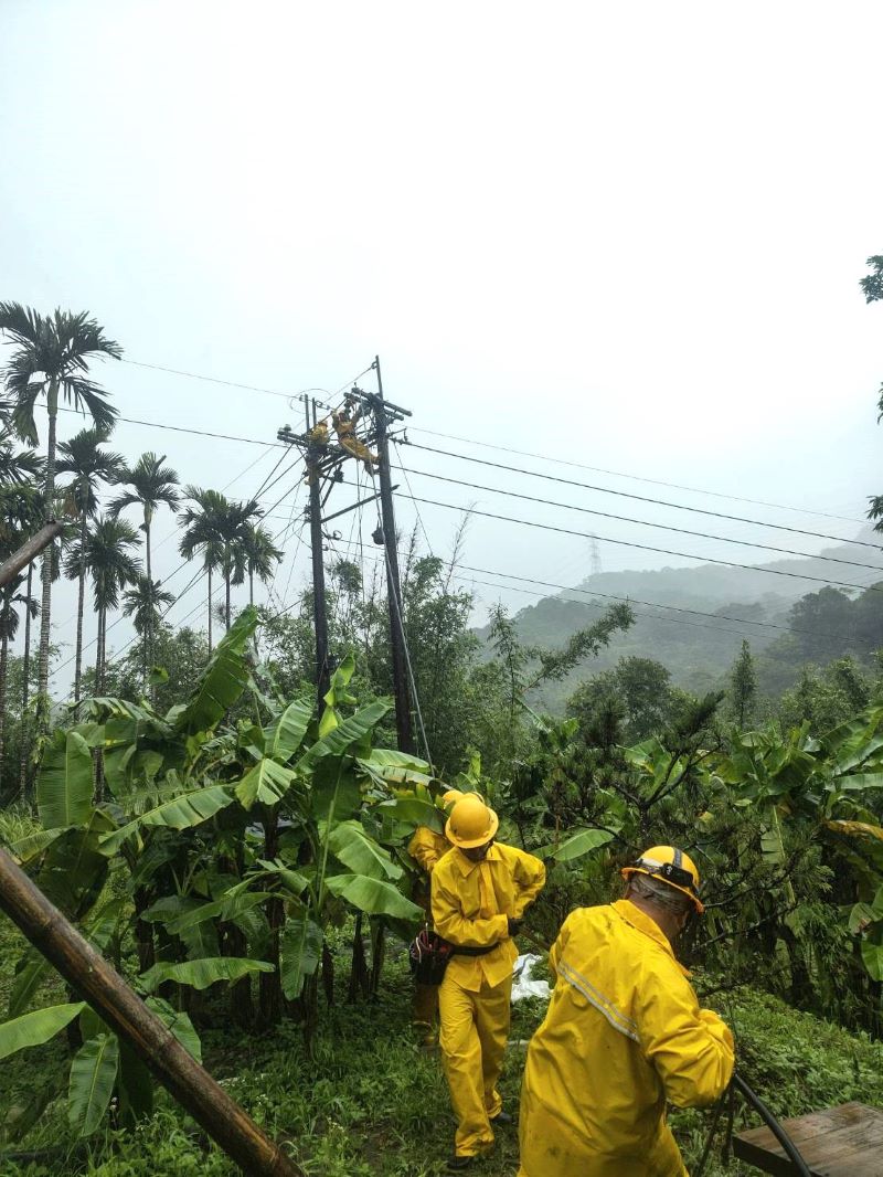 巴威重創供電 基北1.6萬戶停電 台電:9成已復電、山區持續搶修 7 《圖說》強風橫掃部分偏遠地區電桿傾倒,搶修人員一度無法進入,增加修復難度。〈基隆區處提供〉