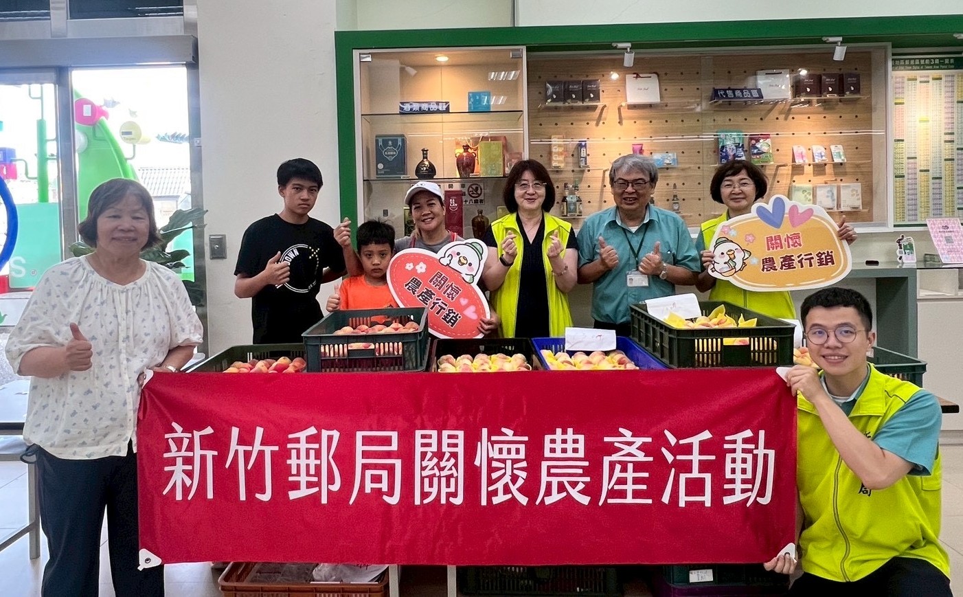新竹郵局設攤變身水蜜桃市集　攜手尖石桃農送甜蜜做公益