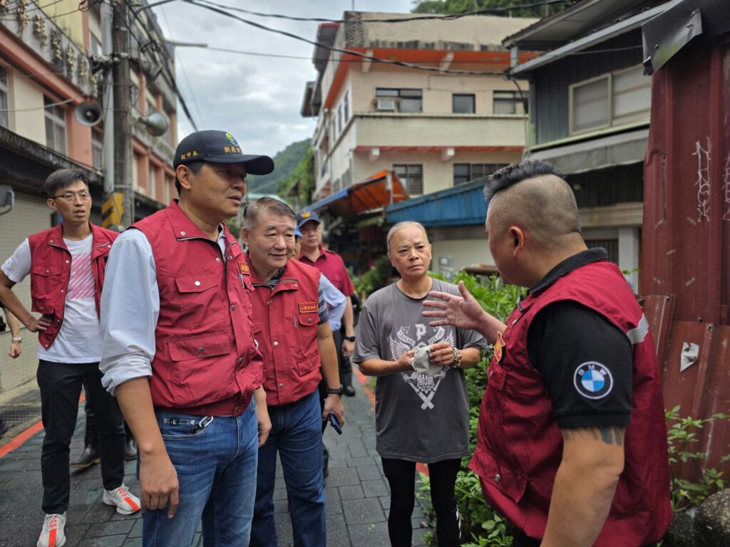 朱惕之挺進烏來視察 覽勝橋未達警戒、市府24小時嚴密監測 14 %E6%9C%B1%E6%83%95%E4%B9%8B%E5%89%AF%E5%B8%82%E9%95%B7%E5%B7%A6%E4%BA%8C%E8%88%87%E5%B7%A5%E5%8B%99%E5%B1%80%E9%95%B7%E9%A6%AE%E5%85%86%E9%BA%9F%E5%B7%A6%E4%B8%89%E4%B8%80%E5%90%8C%E8%A6%96%E5%AF%9F%E7%83%8F%E4%BE%86%E8%80%81%E8%A1%97%EF%BC%8C%E9%97%9C%E5%BF%83%E5%9C%A8%E5%9C%B0%E5%B1%85%E6%B0%91%E4%BA%86%E8%A7%A3%E7%9B%B8%E9%97%9C%E9%9C%80%E6%B1%82