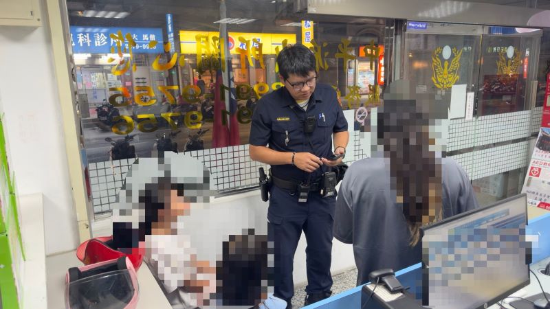 躲雨錯過媽媽約定地點 新莊警風雨中尋回走失姊妹 11 《圖說》小姊妹媽媽見到女兒平安,忍不住紅了眼眶,頻頻向員警道謝。〈新莊分局提供〉