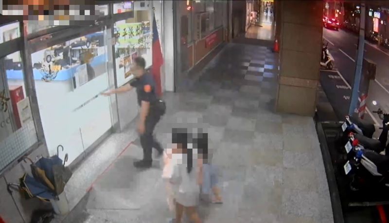 躲雨錯過媽媽約定地點 新莊警風雨中尋回走失姊妹 12 《圖說》員警將兩人載返派出所,通知母親前來接回。〈新莊分局提供〉