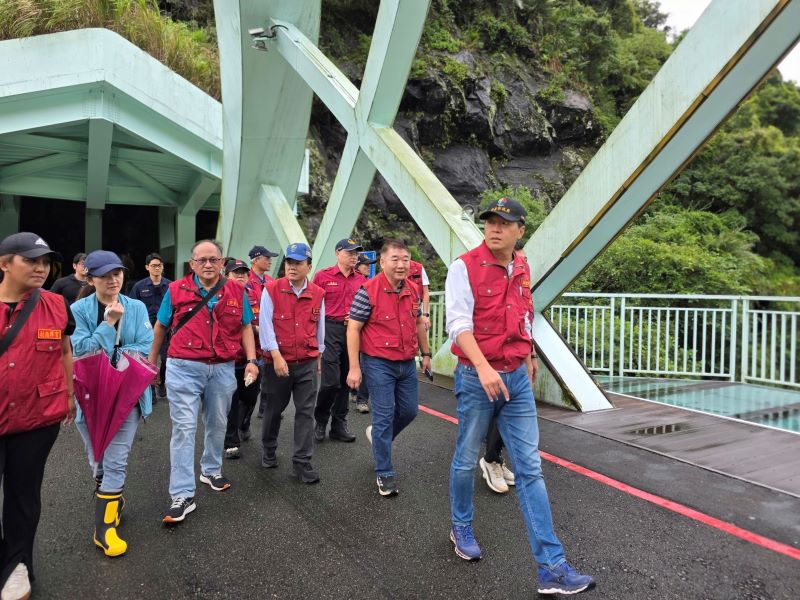 烏來南勢溪水位下降 北107線搶通恢復通行 5 《圖說》朱惕之副市長(右一)率領市府團隊勘查烏來老街覽勝橋及南勢溪水位情形,水位已逐下降,橋梁維持正常通行。〈工務局提供〉