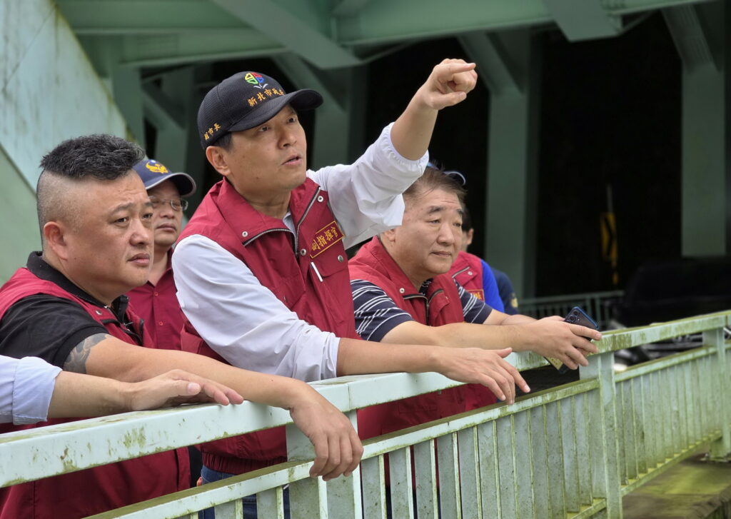新北副市長朱惕之視察南勢溪 水位逐步回降市府嚴密監測 6 1620320
