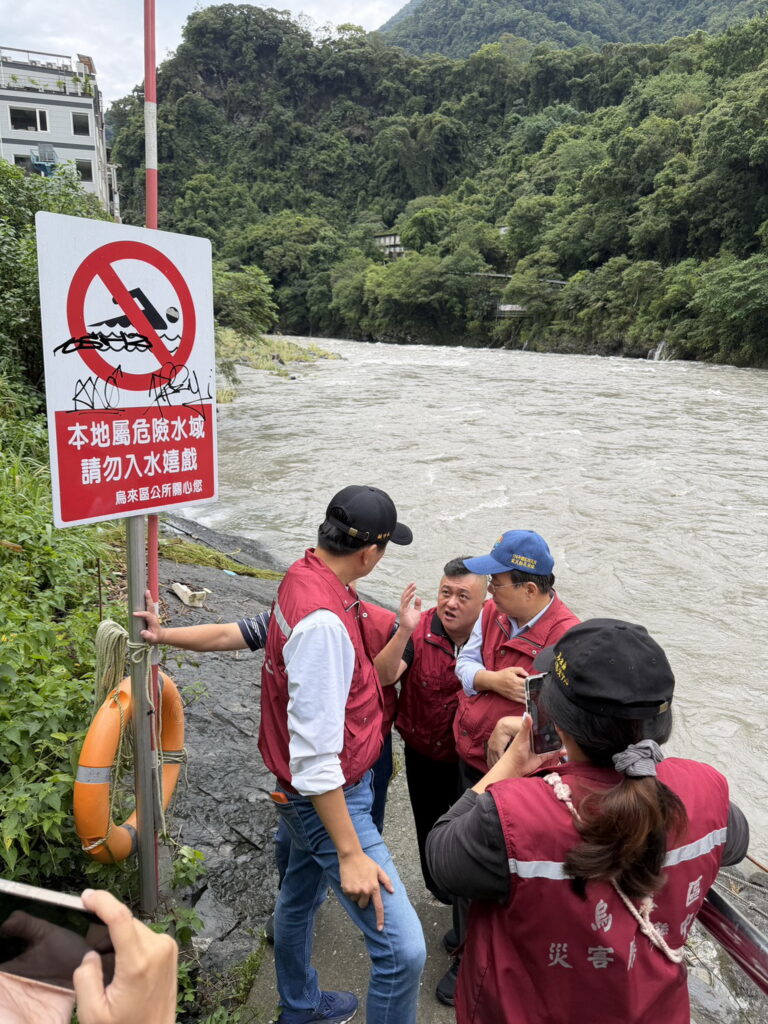 新北副市長朱惕之視察南勢溪 水位逐步回降市府嚴密監測 8 de1766c8bca99194ea4c5ba24ce3c233eeddb63