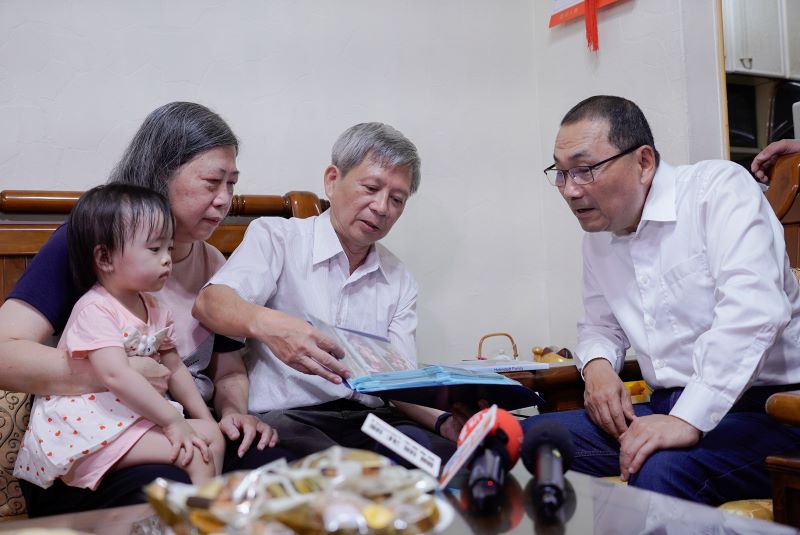 父愛跨越血緣  陳應興24年照顧16名寄養童榮膺模範父親