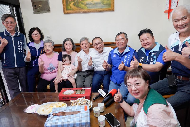 父愛跨越血緣 陳應興24年照顧16名寄養童榮膺模範父親 12 《圖說》侯友宜和社會局副局長許秀能、土城區長周晉平、埤林里長蔡志紅、市議員黃永昌、林金結、新北市家扶分事務所督導范淑芬等人一起向陳應興祝賀當選新北市模範父親。〈社會局提供〉