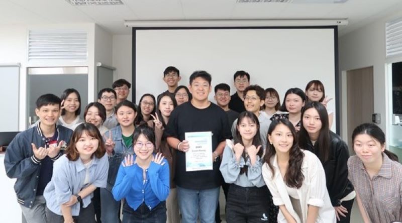 AI人才養成再升級 新北攜手產業打造青年數位即戰力 5 《圖說》新北市青年局與 XChange 舉辦「第九屆互聯網大學」,提供超過100 名青年免費培訓機會,圖為歷屆學員活動合影。〈青年局提供〉