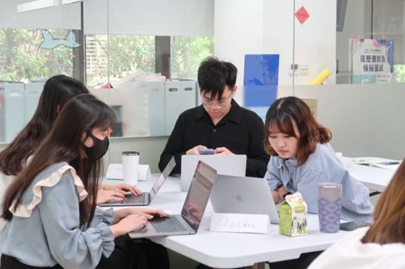 《圖說》第九屆互聯網大學全面導入「AI 通識與實戰工作坊」，透過高強度的專案協作與業師指導，助青年無縫接軌職場。〈青年局提供〉