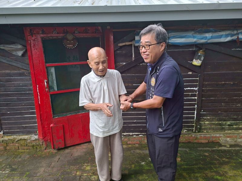 《圖說》李毓錫處長(右)關懷中寮山區榮民王伯伯(左) 。〈南投榮服處提供〉