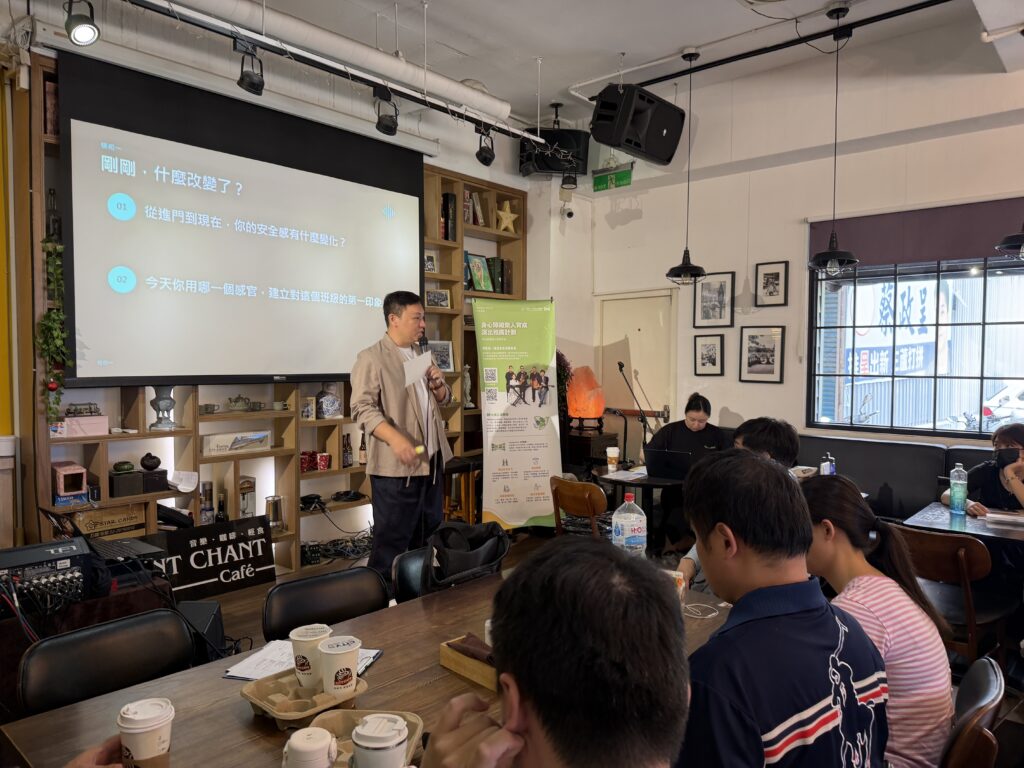 身心障礙樂人與宋德鶴樂團即興共演 台灣公益聯盟《逐夢起飛》音樂成長營凝聚團隊力量! 台灣公益聯盟舉辦《逐夢起飛》音樂成長營 宋德鶴樂團與《日昕樂藝》身心障礙樂人展開靈魂對話 11 %E5%9C%96%E4%BA%8C%EF%BC%9A %E9%A3%9B%E8%A1%8C%E5%B0%8E%E5%B8%AB%E5%AF%B6%E5%93%A5%EF%BC%88%E8%83%A1%E9%9D%96%E9%9F%8B%EF%BC%89%E5%BC%95%E5%B0%8E%E3%80%8CPERMA %E5%B9%B8%E7%A6%8F%E4%BA%94%E5%85%83%E7%B4%A0%E3%80%8D%E6%A0%B8%E5%BF%83%E8%AA%B2%E7%A8%8B%EF%BC%8C%E9%81%8B%E7%94%A8%E7%B3%BB%E7%B5%B1%E5%8C%96%E6%AD%A5%E9%A9%9F%E5%B9%AB%E5%8A%A9