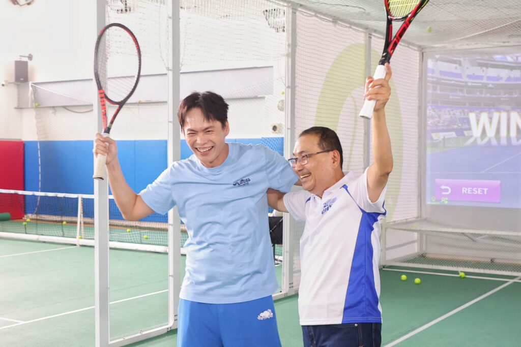 為鼓勵爸爸們動起來 新北運動中心拍類場地父親節限定7/27-8/8臨租88折 24 %E4%B8%89%E5%B3%BD%E9%81%8B%E5%8B%95%E4%B8%AD%E5%BF%83AI%E7%B6%B2%E7%90%83%E8%AE%93%E5%88%9D%E5%AD%B8%E8%80%85%E8%BC%95%E9%AC%86%E9%AB%94%E9%A9%97%E6%8F%AE%E6%8B%8D%E6%A8%82%E8%B6%A3