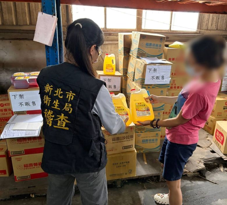 《圖說》 新北市中聯問題油品截至今日止，累計已預防性下架問題油品及相關產品逾2萬1,000公斤 。〈衛生局提供〉