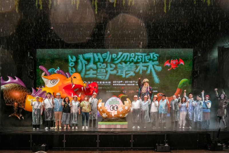 颱風延期不減人氣 新北兒藝節登場 「怪獸叢林」 吸引親子湧入 6 《圖說》侯友宜市長與貴賓、紙風車劇團共同啟動2026新北市兒童藝術節「怪獸叢林」,宣告7月13日至19日親子藝術盛會正式展開。〈文化局提供〉