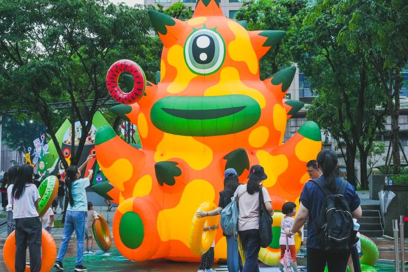 颱風延期不減人氣 新北兒藝節登場 「怪獸叢林」 吸引親子湧入 7 《圖說》位於新北市市民廣場的「幻獸谷」,集結10件大型裝置藝術作品。〈文化局提供〉