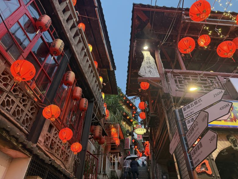 台北夏季旅展7/17登場 新北館6業者推優惠手作DIY吸客 6 《圖說》暮色低垂,點點紅光點亮了蜿蜒的九份老街,紅燈籠與山城夜景相互輝映, 為旅客帶來專屬九份的夏日風情。〈觀旅局提供〉