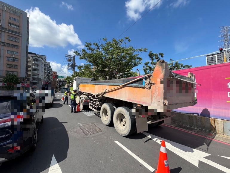 《圖說》中和警今年迄今已取締大型車各項交通違規共2,085件，裁罰總金額已逾百萬元，顯示警方持續加強取締違規，展現維護交通秩序的決心。〈中和分局提供〉