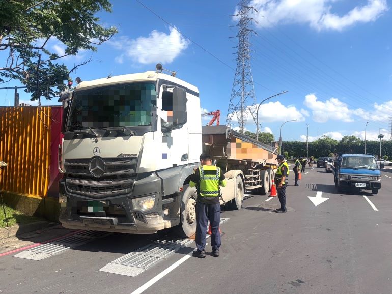 《圖說》中和警暑假期間持續強化大型車交通違規取締勤務，全面提升道路交通安全。〈中和分局提供〉