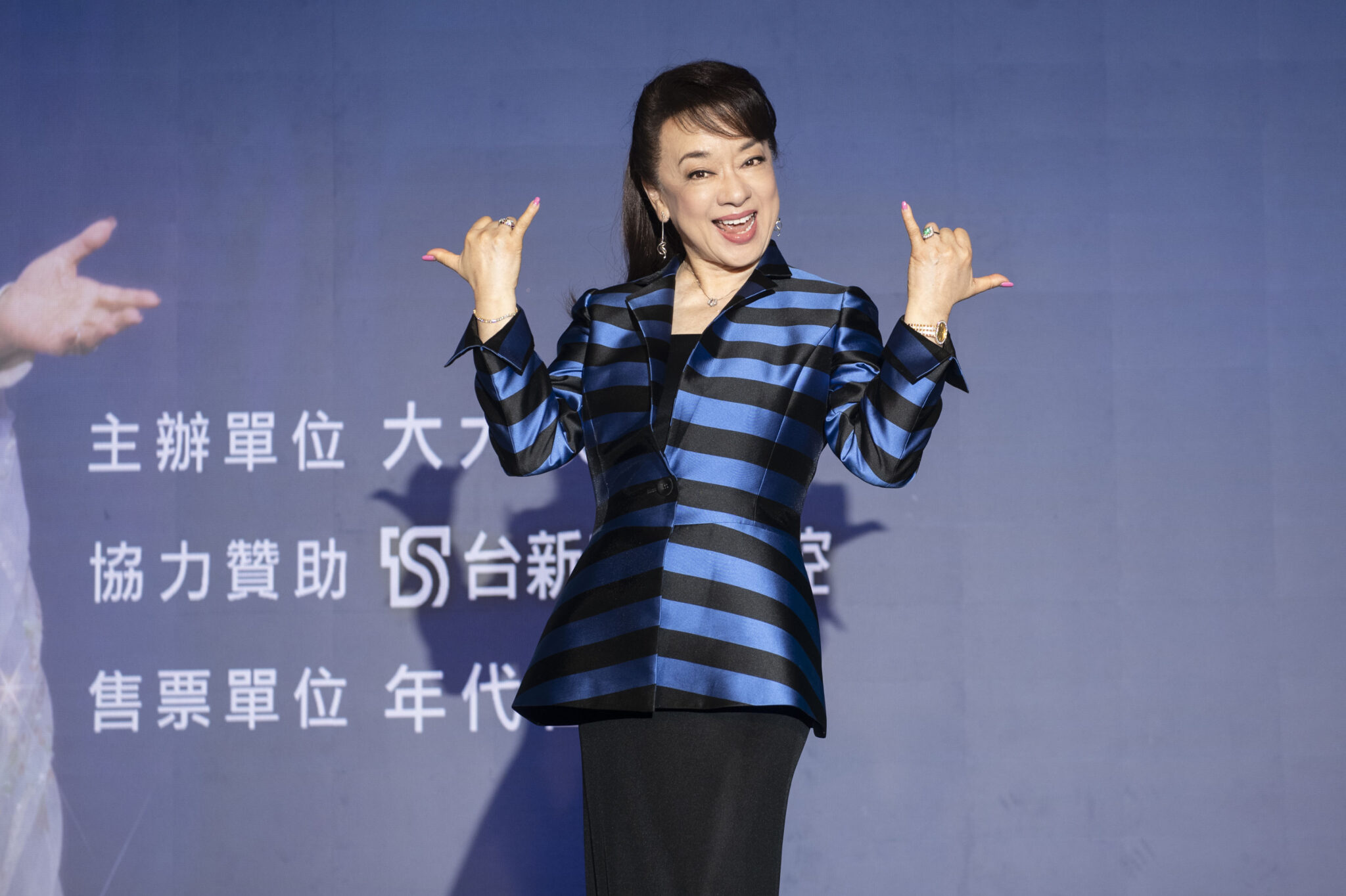 翁倩玉60週年再宣布台中加場！地頭蛇沈文程現場飆唱〈愛的魅惑〉掀高潮