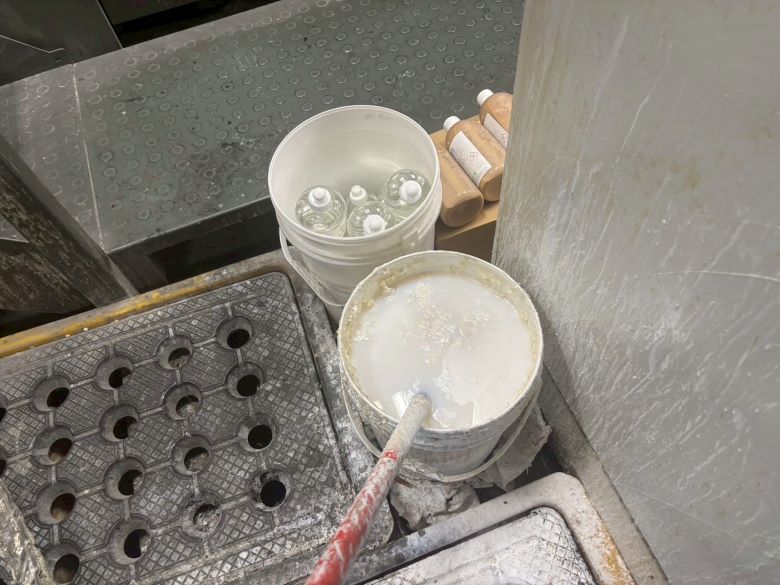 科技監控建功 新北跨局處查獲工廠偷排白色廢水 15 《圖說》盛裝白色撲克牌油墨廢液的塑膠桶。〈環保局提供〉
