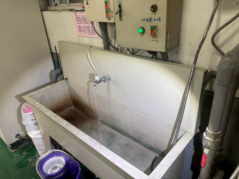 科技監控建功 新北跨局處查獲工廠偷排白色廢水 16 《圖說》業者清洗廢水之洗手槽。〈環保局提供〉