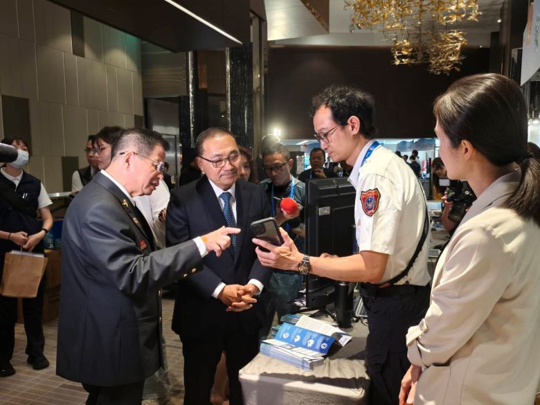 攜手國際打造全災型防禦城市 美日韓星專家齊聚新北 7 《圖說》消防局長陳崇岳向侯友宜市長說明災害防救智慧科技。〈消防局提供〉