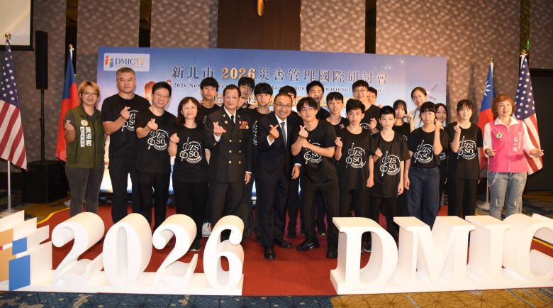 攜手國際打造全災型防禦城市 美日韓星專家齊聚新北 8 《圖說》侯友宜市長與新北打火兄弟合影。〈消防局提供〉