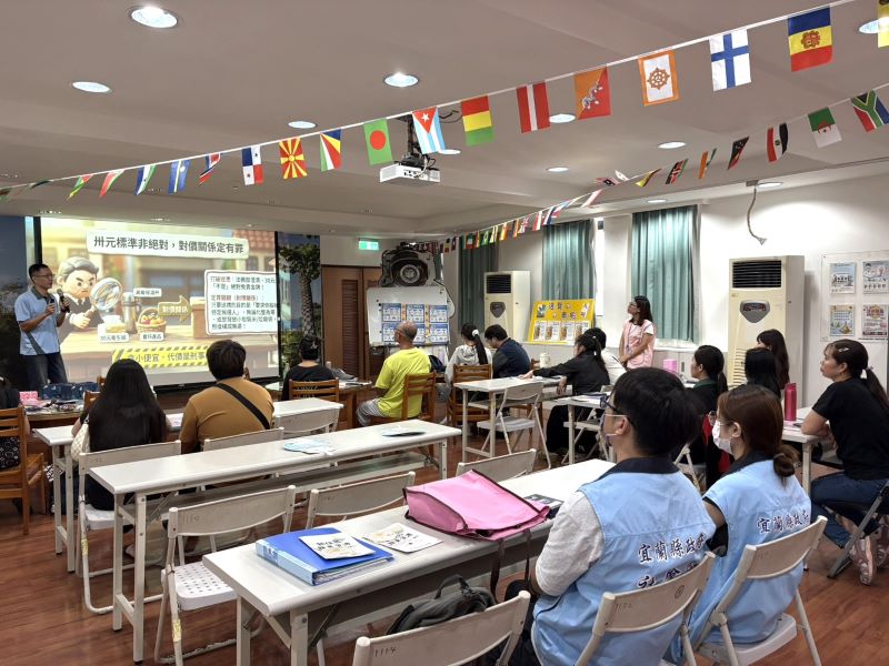 從紅包到虛擬貨幣 宜蘭文化局向新住民宣導反賄觀念 21 《圖說》活動中,文化局政風室以新住民日常生活容易接觸的情境切入,說明選舉期間常見的賄選樣態。〈文化局提供〉