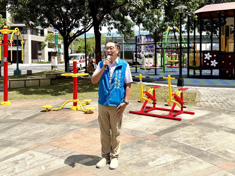 板橋多元親子休憩新亮點 華江123木頭園遊戲場啟用 14 《圖說》板橋區長所陳奇正表示,遊戲場以「多元遊戲、共融使用、安全陪伴」為設計核心,讓各年齡層兒童都能依自身能力享受遊戲樂趣。〈板橋區公所提供〉