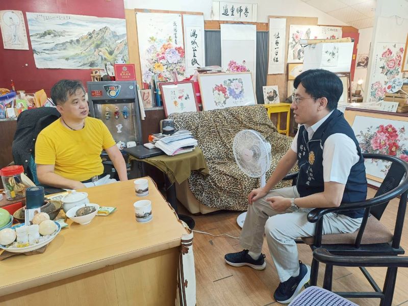 《圖說》吳瑞得總幹事(右)拜會南投縣後備指揮部集集地區輔導中心主任蔡秉軒(左)。〈南投榮服處提供〉