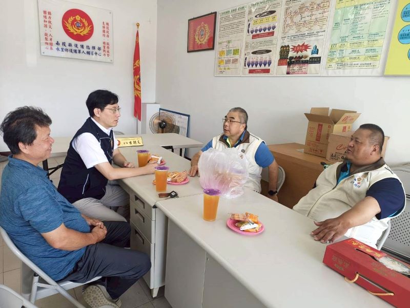 《圖說》吳瑞得總幹事(左2)拜會南投縣後備指揮部水里地區輔導中心主任古朝文(右2) 。〈南投榮服處提供〉