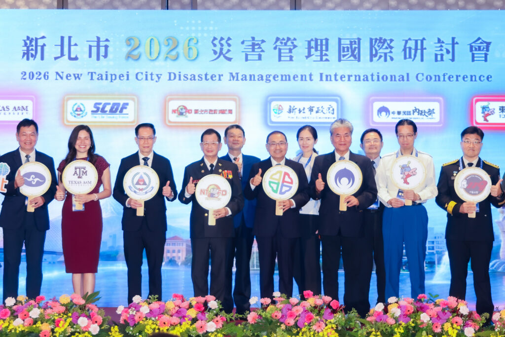 「新北市2026災害管理國際研討會」 侯友宜:借重國際經驗提升防災韌性 18 %E6%96%B0%E5%8C%97%E5%B8%82%E6%94%BF%E5%BA%9C%E8%88%89%E8%A1%8C%E3%80%8C%E6%96%B0%E5%8C%97%E5%B8%822026%E7%81%BD%E5%AE%B3%E7%AE%A1%E7%90%86%E5%9C%8B%E9%9A%9B%E7%A0%94%E8%A8%8E%E6%9C%83%E3%80%8D%EF%BC%8C%E9%82%80%E9%9B%86%E7%BE%8E%E5%9C%8B%E3%80%81%E6%97%A5%E6%9C%AC%E3%80%81%E5%8D%97%E9%9F%93%E3%80%81%E6%96%B0%E5%8A%A0%E5%9D%A1%E7%AD%89%E5%9C%8B%E9%9A%9B%E9%98%B2%E6%95%91%E7%81%BD%E5%B0%88%E5%AE%B6%E3%80%81%E4%B8%AD%E5%A4%AE%E9%83%A8%E6%9C%83%E9%95%B7%E5%AE%98%E5%8F%8A%E5%90%84%E7%B8%A3%E5%B8%82%E9%98%B2%E7%81%BD%E5%A4%A5%E4%BC%B4%E7%B6%93%E9%A9%97%E4%BA%A4%E6%B5%81