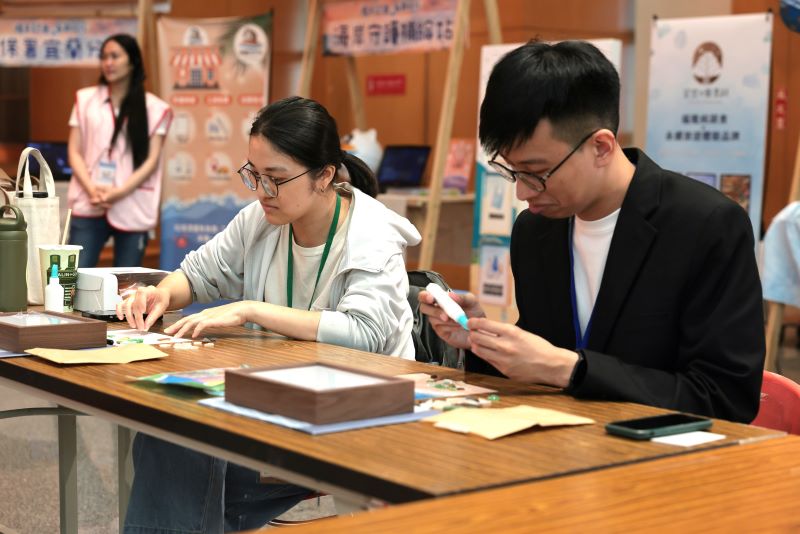 《圖說》海玻璃相框DIY活動，邀請認養夥伴透過雙手將散落海岸的廢棄物轉化為富有故事性的藝術品。〈環保局提供〉