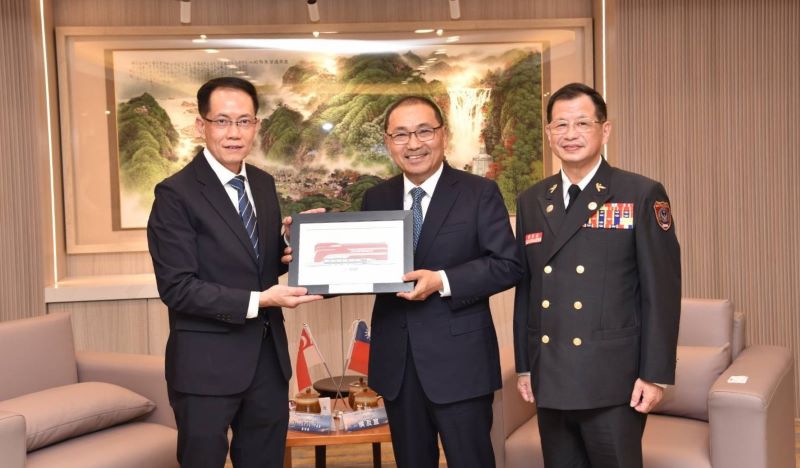 星加坡民防部隊、美德州農工大學訪新北 侯:深化國際防災合作 11 《圖說》新加坡民防部隊(SCDF)總監葉偉德與新北市長互贈紀念品。〈消防局提供〉