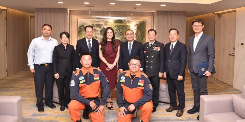 星加坡民防部隊、美德州農工大學訪新北 侯:深化國際防災合作 12 《圖說》美國德州農工大學緊急應變中心執行長莫妮卡‧馬汀妮茲與加坡民防部隊(SCDF)總監葉偉德拜會新北市長侯友宜合照。〈消防局提供〉