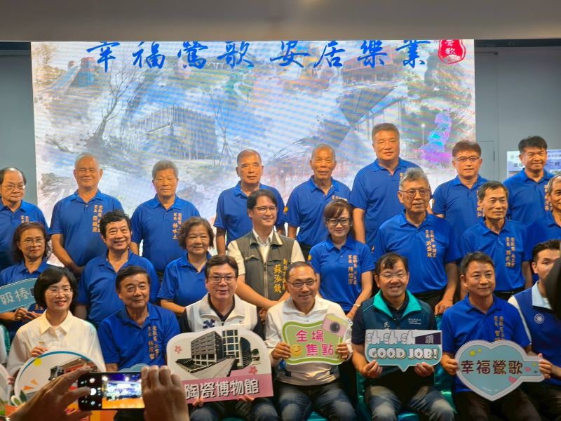 行動治理走訪三鶯 侯:讓公共工程帶動地方發展 15 《圖說》市長侯友宜與鶯歌里長合影。〈民政局提供〉