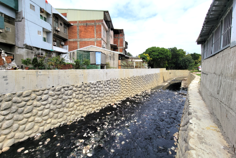 東門溪整治完成 終結鶯桃積淹水 新北最大地下鳳鳴滯洪池啟用 7 《圖說》東門溪拆違建、加高護岸至3公尺及河道拓寬至9公尺,增加通洪斷面與排水效率。〈水利局提供〉