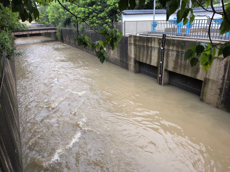 《圖說》完工後面對米克拉颱風外圍環流所帶來的強降雨襲擊時，東門溪水位始終保持完全正常，成功發揮預期之防汛功效。〈水利局提供〉