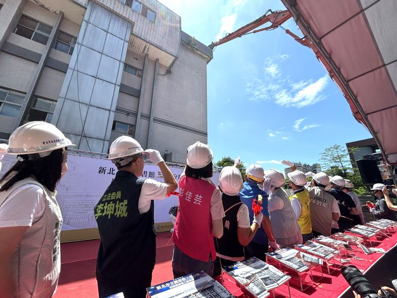 三重圖書館走入歷史 新北第二總館動工打造閱讀新地標 10 《圖說》新北市拆除大隊持續進行三重圖書館拆除作業,大型機具今日進場,侯友宜市長與議員一同見證施工過程。〈工務局提供〉