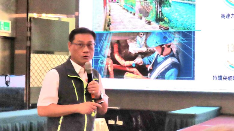 行動治理前進三重 侯:強化基建服務打造宜居新生活 6 《圖說》三重區長王坤南簡報地方建設成果。〈民政局提供〉