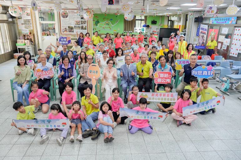 從送餐到陪伴 新莊蔡氏家族捐車接力 讓「臺灣夢」在社區扎根 16 《圖說》蔡氏家族捐車後與據點老少一同開心合照。〈社會局提供〉