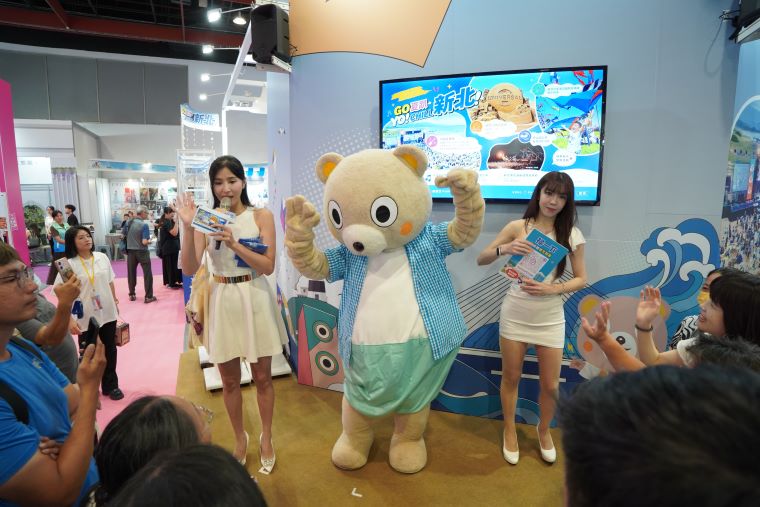 《圖說》新北市觀光吉祥物「小客」歡樂現身，與主持人共同帶動現場熱烈氣氛，吸引民眾熱情參與互動。〈觀旅局提供〉