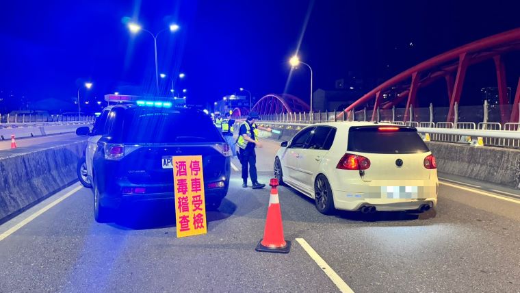 新北824警力同步掃蕩毒酒駕 查獲39件違規、23名通緝犯 15 《圖說》新北警攔查執勤情況二。〈市警局提供〉