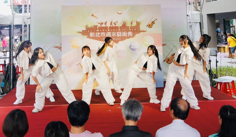 新北週末藝術秀登場 41組學生團隊能量點亮暑假 7 《圖說》樹人家商影劇科學生以充滿節奏感的韓風舞蹈揭開序幕。〈教育局提供〉