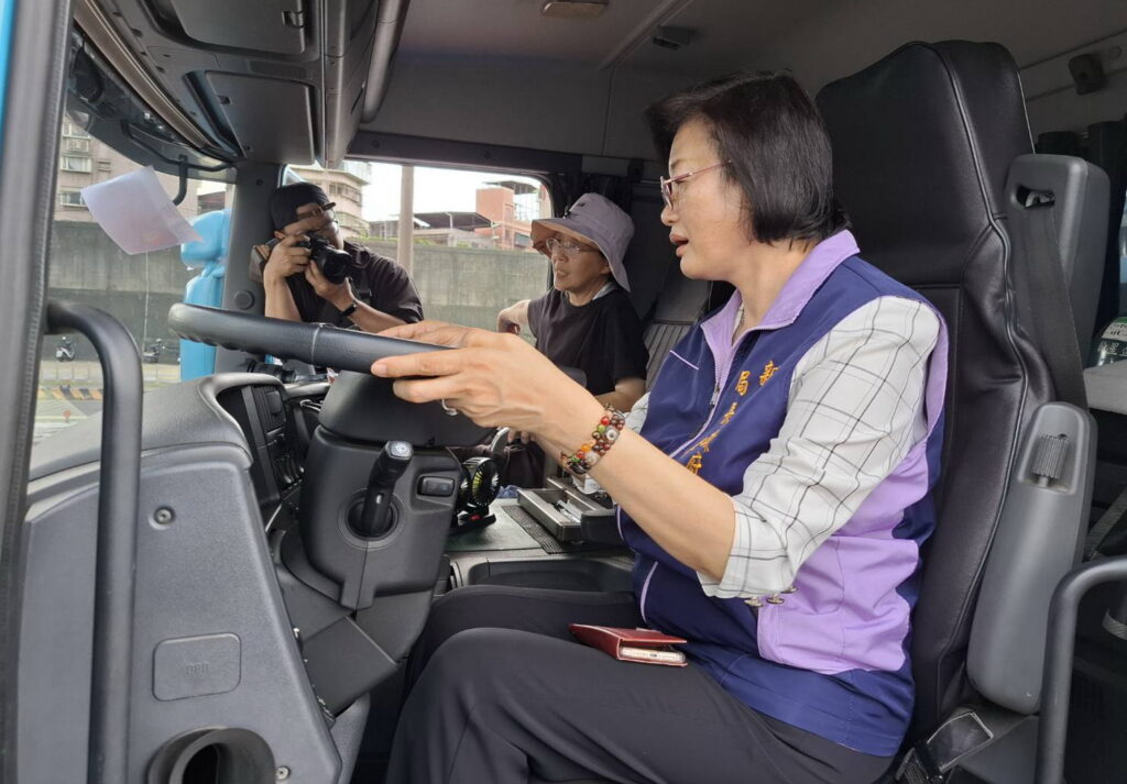 不鑽車縫莫搶先避開內輪差風險 新北社會局與汽車貨運公會推廣高齡道安 7 0718004