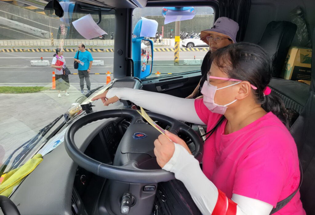不鑽車縫莫搶先避開內輪差風險 新北社會局與汽車貨運公會推廣高齡道安 8 0718005