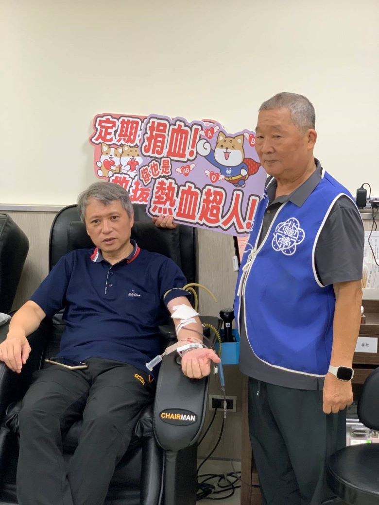 捐血做公益凝聚社會愛心 新北職總五年行善不間斷 14 《圖說》新北市勞工局長陳瑞嘉親自挽袖捐血。〈新北職總工會提供〉