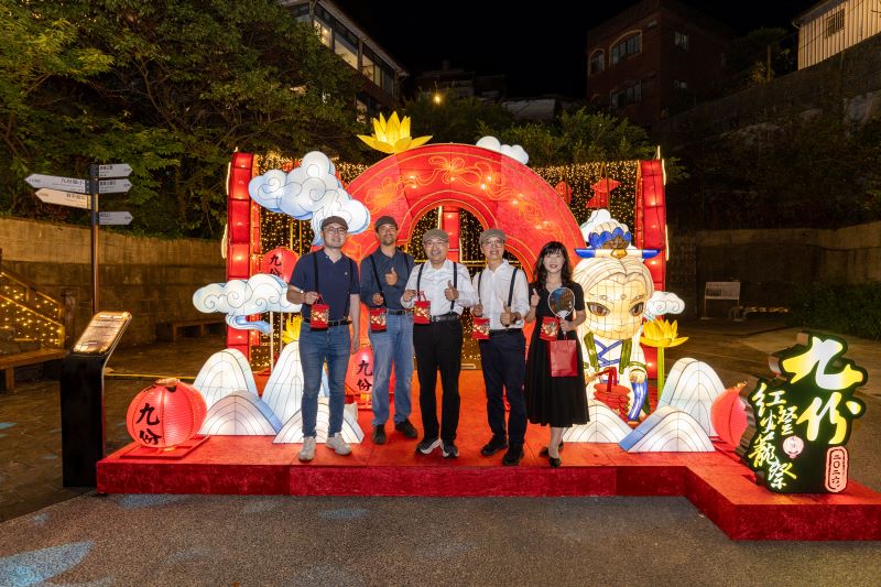 九份紅燈籠祭點亮山城夜色 霹靂布袋戲展現沉浸式旅遊體驗 6 《圖說》「2026九份紅燈籠祭」活動期間各主題裝置每日18時至22時亮燈,五番坑公園主燈秀則於18時30分至21時,每逢整點及半點展演,帶給大家兼具故事性與藝術性的夜間賞燈體驗,右二觀旅局長楊宗珉、右一經發局長盛筱蓉。〈觀旅局提供〉
