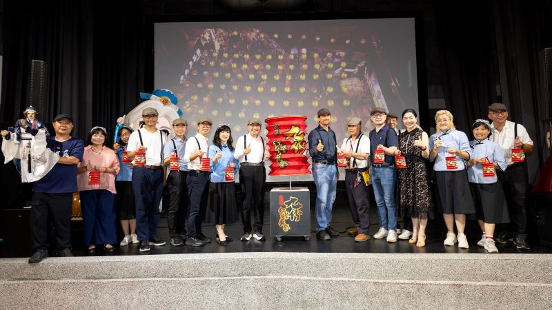 九份紅燈籠祭點亮山城夜色 霹靂布袋戲展現沉浸式旅遊體驗 7 《圖說》市長侯友宜與比利時台北辦事處處長馬徹等貴賓共同點亮山城燈海,正式揭開為期一個月活動序幕。〈觀旅局提供〉