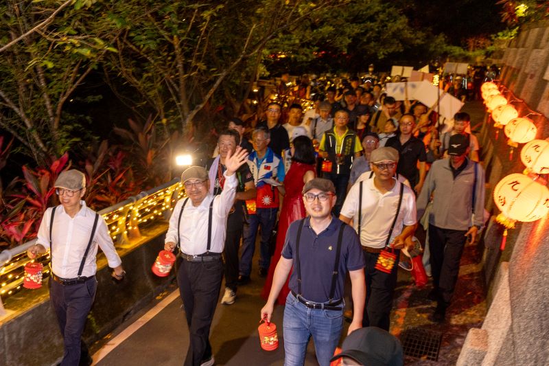 九份紅燈籠祭點亮山城夜色 霹靂布袋戲展現沉浸式旅遊體驗 8 《圖說》點燈儀式後隨即展開年度特色活動「百人提燈夜遊」,侯友宜市長與民眾手持限定造型小提燈,一同感受山城獨有的夜色風情與人文魅力。〈觀旅局提供〉