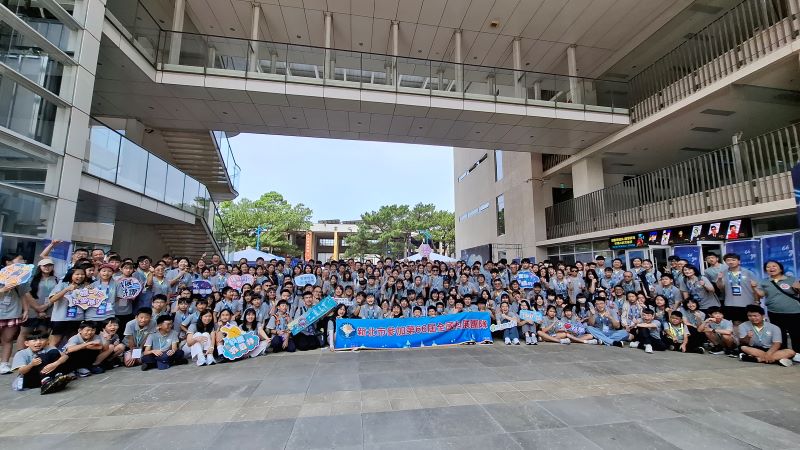 連5屆獲獎件數稱霸全國 新北科展再傳捷報 13 《圖說》新北市於第66屆全國中小學科學展覽會榮獲縣市團體獎第三名,共50件作品獲獎,其中3件榮獲全國第一,展現新北深耕科學教育的豐碩成果。〈教育局提供〉